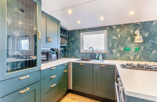 Heybridge Cabaña | Widebeam steel barge on the river in the historic town of Maldon, with amenities on the doorstep.