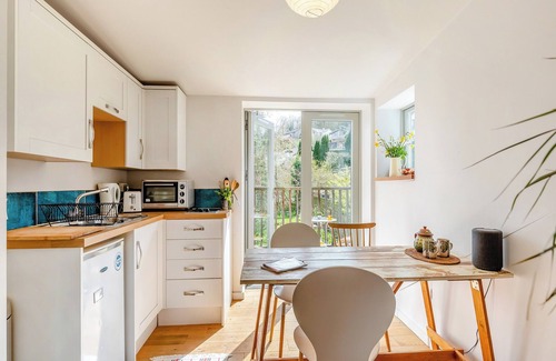 Totnes Cabaña | Discover this eco-friendly one-bedroom holiday apartment near the town of Totnes.