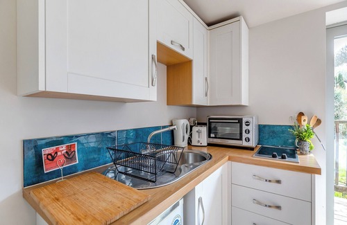 Totnes Cabaña | Discover this eco-friendly one-bedroom holiday apartment near the town of Totnes.
