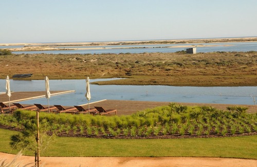 Fuseta Apartamento | Apartamento de 1 dormitorio en el Algarve con vistas a la ría y al mar con jardín y piscina.