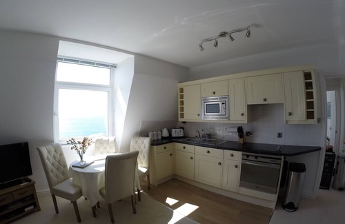 Coverack Apartamento | Apartamento de 1 dormitorio con impresionantes vistas al mar, jardines privados y cancha de tenis