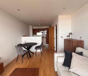 Southbury Apartamento | 1-Bedroom Apartment with Private Balcony near Overground