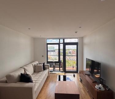 Southbury Apartamento | 1-Bedroom Apartment with Private Balcony near Overground