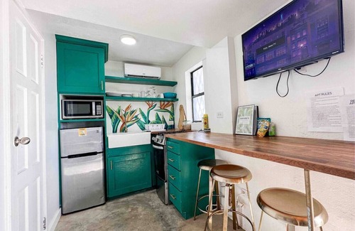 Maxwell Apartamento | 1 Bedroom APT 2, Oceanview + Pool, Near Beach | @ Paradise Point Barbados