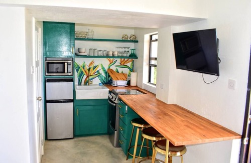 Maxwell Apartamento | 1 Bedroom APT 2, Oceanview + Pool, Near Beach | @ Paradise Point Barbados