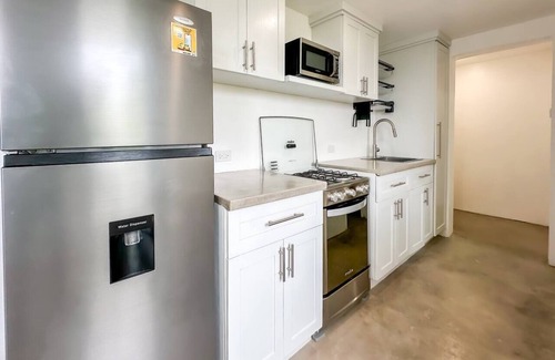 Maxwell Apartamento | 1 Bedroom APT 4A, Oceanview + Pool, Near Beach | @ Paradise Point Barbados