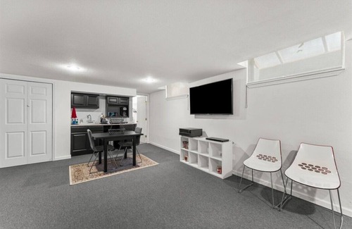 Reed Apartamento | 1 Bedroom Basement Apartment Across from Reed College Campus