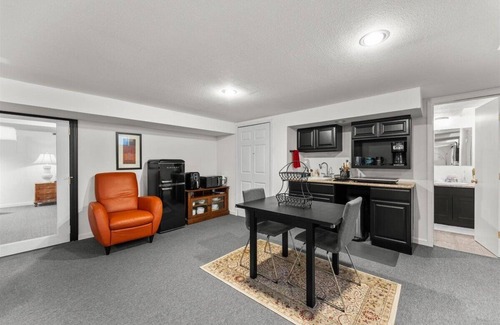 Reed Apartamento | 1 Bedroom Basement Apartment Across from Reed College Campus