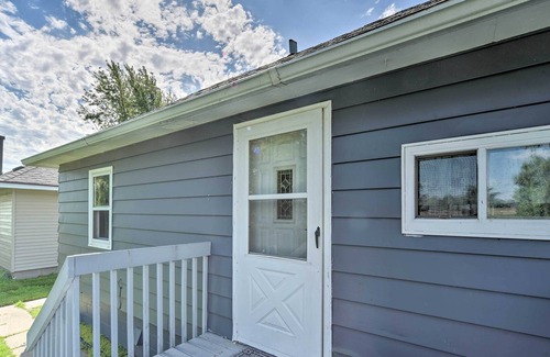 Lindstrom Casa | 1-Bedroom Beach House on Snowmobile Trail!