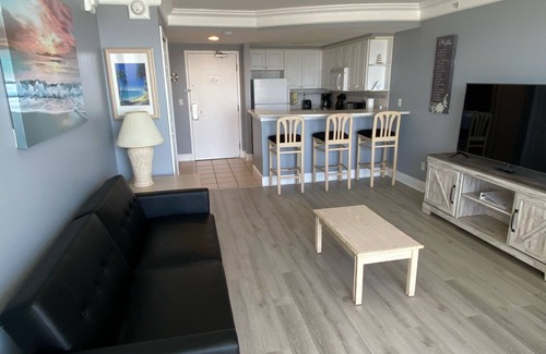 Volusia County Casa | 1 bedroom condo, new flooring, 2 king size beds, 2 balconies, 55 in 4K smart tv