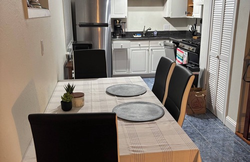 Algiers Point Condominio | 1-bedroom condo, small 8-unit building. On-site gated parking free washer/dryer