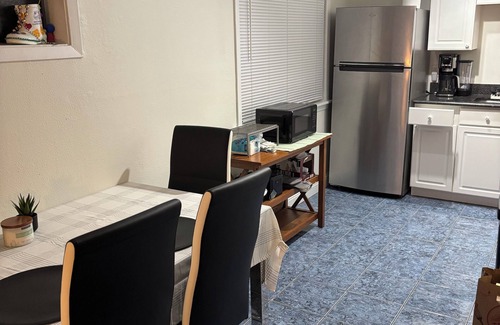 Algiers Point Condominio | 1-bedroom condo, small 8-unit building. On-site gated parking free washer/dryer