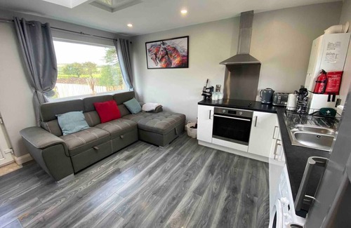 Coleraine Apartamento | 1 bedroom cottage with private hot tub.