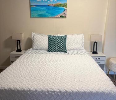 Downtown Honolulu Apartamento | 1 Bedroom Downtown Partial Ocean View with Free Standard Parking