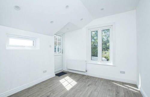 Uxbridge South Apartamento | 1 bedroom flat near Heathrow 5 minutes walk to Uxbridge station & free parking
