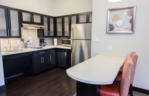 Newtonville Condominio | Suite Equipada Cerca de ALB, Centro + UAlbany | Acceso a la piscina