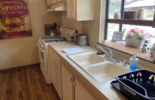 Squaw Valley Apartamento | 1 Bedroom, Full Chef’s Kitchen, Living Room, Entire Private Porch near Kings/Seq