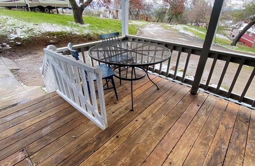 Squaw Valley Apartamento | 1 Bedroom, Full Chef’s Kitchen, Living Room, Entire Private Porch near Kings/Seq