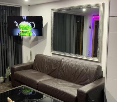 Swanley Casa | 1 Bedroom Guest House with Sauna and Steam Room