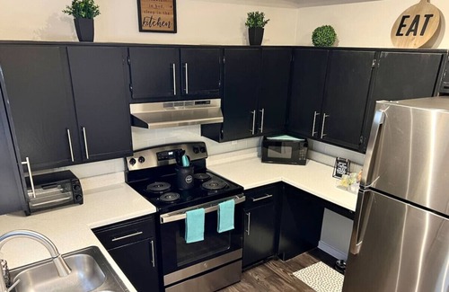 Plano Apartamento | 1 Bedroom Home Away From Home. Reserve Your Stay!