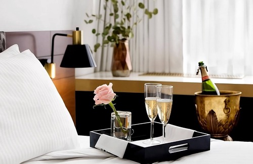 Connecticut Ave - K Street Hotel | 1-Bedroom King Suite – Steps to Museums, Dining & The Mall