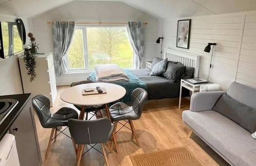 Corwen Cabina | 1 Bedroom Log Cabin in Parc Pen y Bryn Sleep 2/3