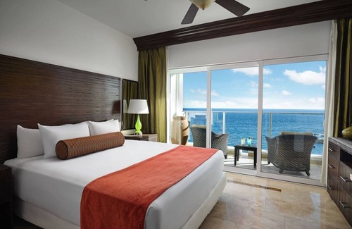 Cabo Bello Complejo | 1-Bedroom Oceanview Suite at Sirena Del Mar.