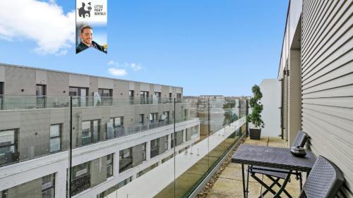 Stevenage Apartamento | 1 Bedroom Penthouse Apartment By Littlepiggyrentals Short Lets & Serviced Accommodation Stevenage With Balcony & Fast WiFi