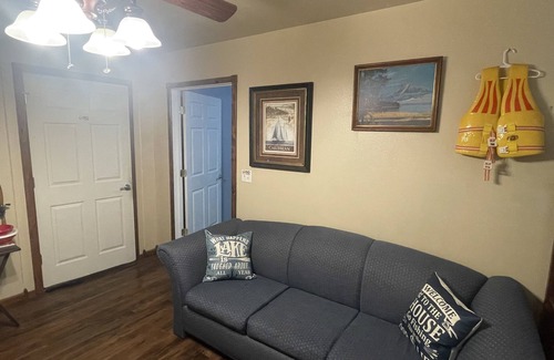 Grove Casa | 1 Bedroom/sleeper sofa/Large Bath sleep 5 close to Restaurants/ramps/gas/Walmart