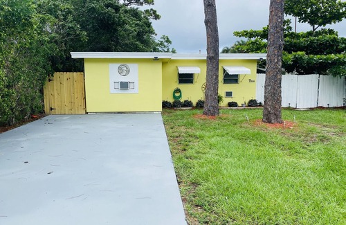 Lake Worth Corridor Casa | 1 Bedroom Studio Cottage Patio Grill Firepit Parking