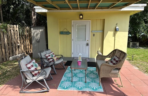 Lake Worth Corridor Casa | 1 Bedroom Studio Cottage Patio Grill Firepit Parking