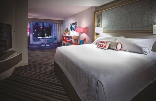 Florida Center Hotel | 1-Bedroom Suite at a 4⭐️ Hotel