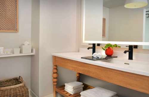 East Fort Lauderdale Hotel | 1-Bedroom Suite at a 4⭐️ Hotel