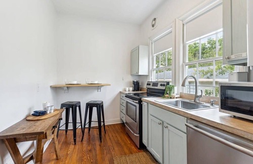 Westside Apartamento | 1 Bedroom Suite w/ Full Kitchen & Private Balcony