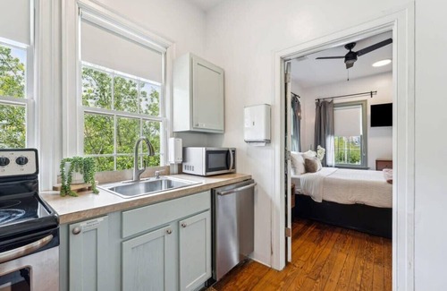 Westside Apartamento | 1 Bedroom Suite w/ Full Kitchen & Private Balcony