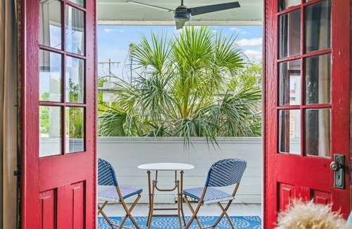 Westside Apartamento | 1 Bedroom Suite w/ Full Kitchen & Private Balcony