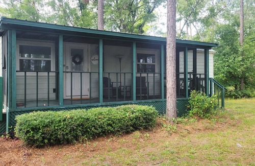 Jasper Cabaña | 1 bedroom tiny house 8 minutes from Spirit of the Suwannee Music Park.