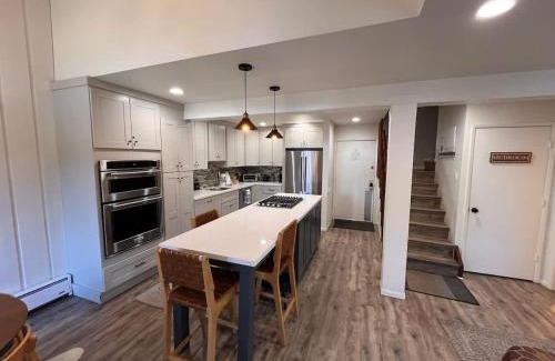 Mammoth Lakes Casa | 1 Bedroom with Loft, Cozy Mtn Condo with Pool and Jacuzzis