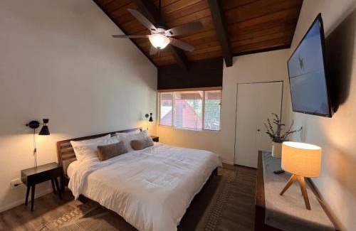 Mammoth Lakes Casa | 1 Bedroom with Loft, Cozy Mtn Condo with Pool and Jacuzzis