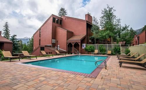Mammoth Lakes Casa | 1 Bedroom with Loft, Cozy Mtn Condo with Pool and Jacuzzis