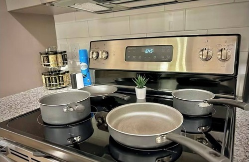 Sherman Apartamento | 1 bedroom with pool, gym, washer dryer, WiFi, great location,