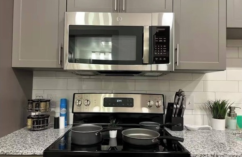 Sherman Apartamento | 1 bedroom with pool, gym, washer dryer, WiFi, great location,