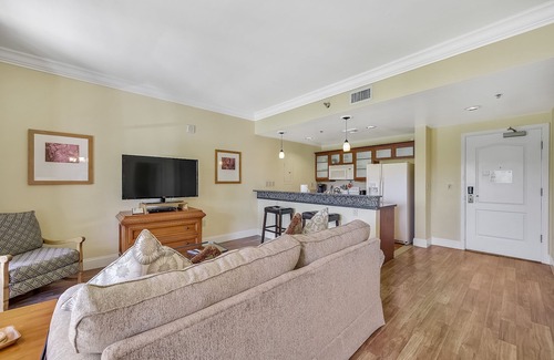 Lake Las Vegas Condominio | 1 dormitorio con vista al lago, piscina, áreas verdes y las montañas.