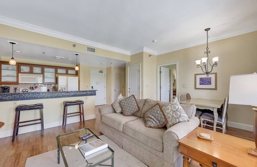 Lake Las Vegas Condominio | 1 dormitorio con vista al lago, piscina, áreas verdes y las montañas.
