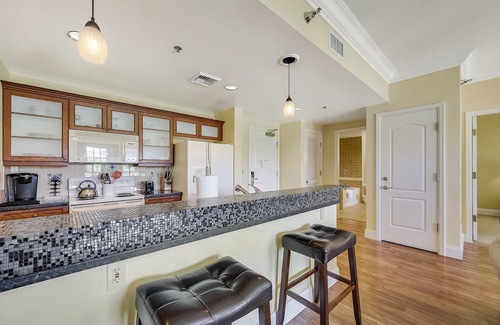 Lake Las Vegas Condominio | 1 dormitorio con vista al lago, piscina, áreas verdes y las montañas.