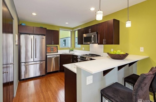 Alki Casa | 1 block from the Beach! Clean&Modern 3BR Townhouse