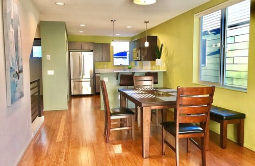 Alki Casa | 1 block from the Beach! Clean&Modern 3BR Townhouse
