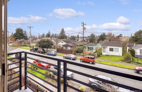 Alki Casa | 1 block from the Beach! Clean&Modern 3BR Townhouse