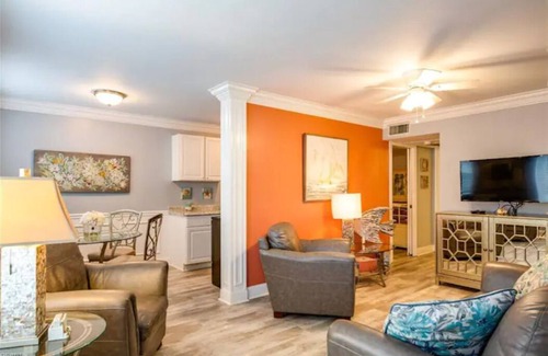 Virginia Beach Condominio | 1 block from the beach