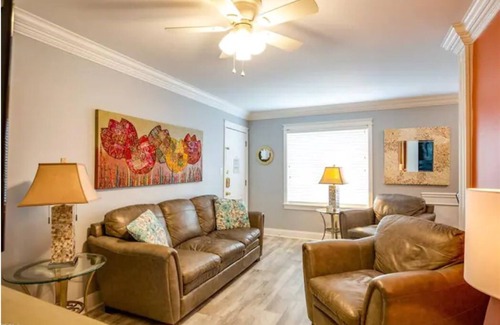 Virginia Beach Condominio | 1 block from the beach